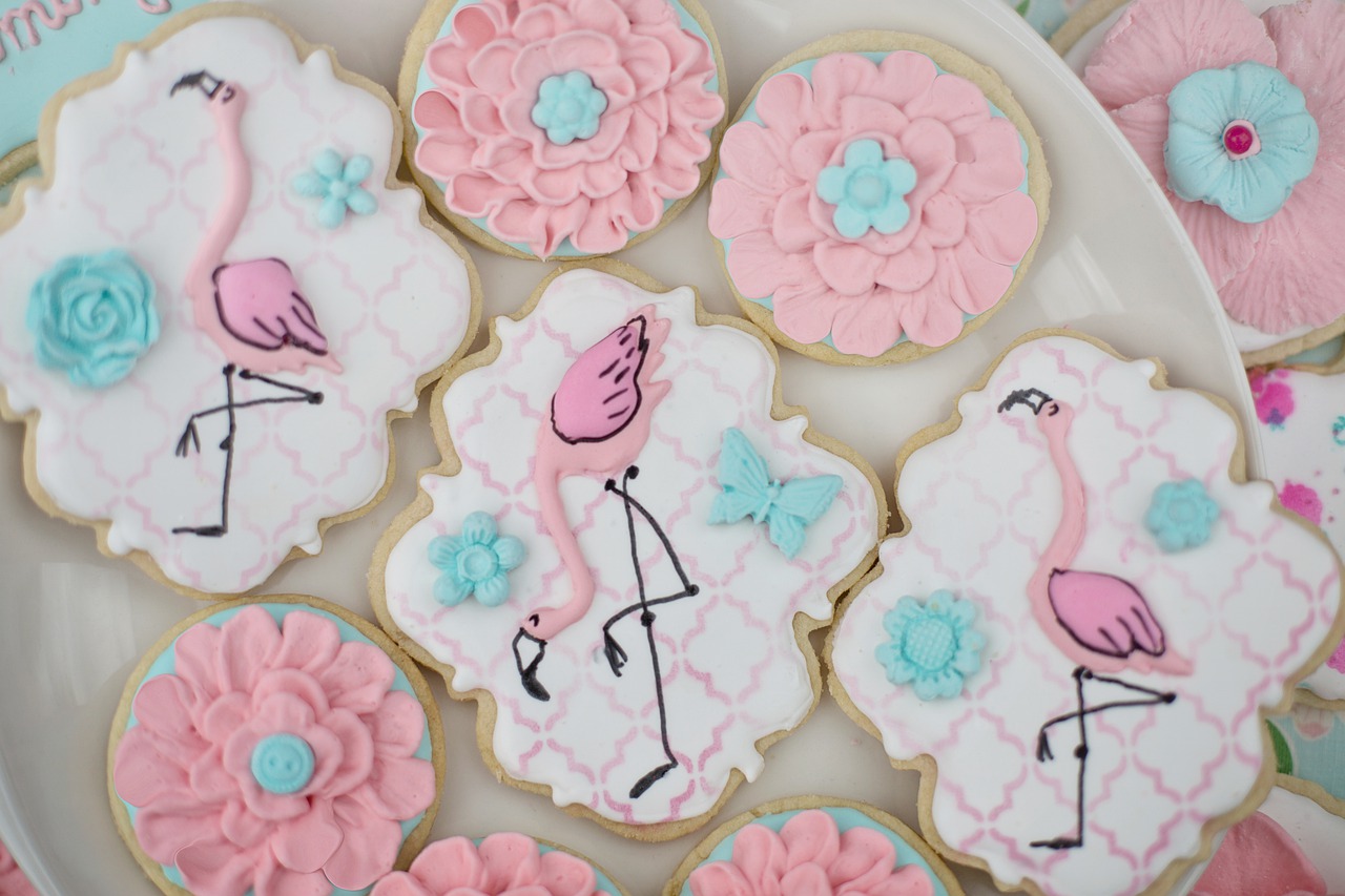 Chef Annalyn Frame Cookies Flamingos Flowers Pastry - JillWellington / Pixabay